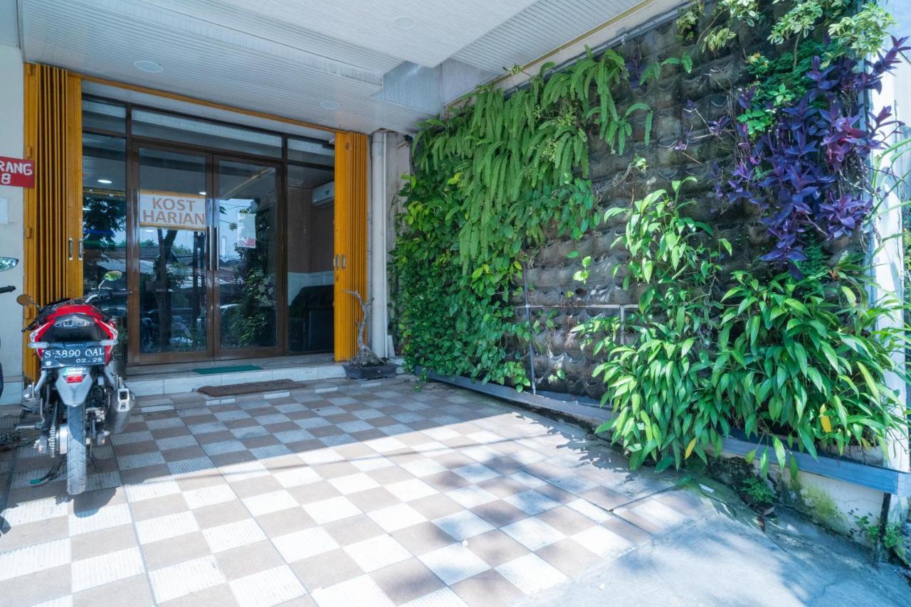 Reddoorz Plus Syariah Near Pasar Turi Surabaya Exterior photo